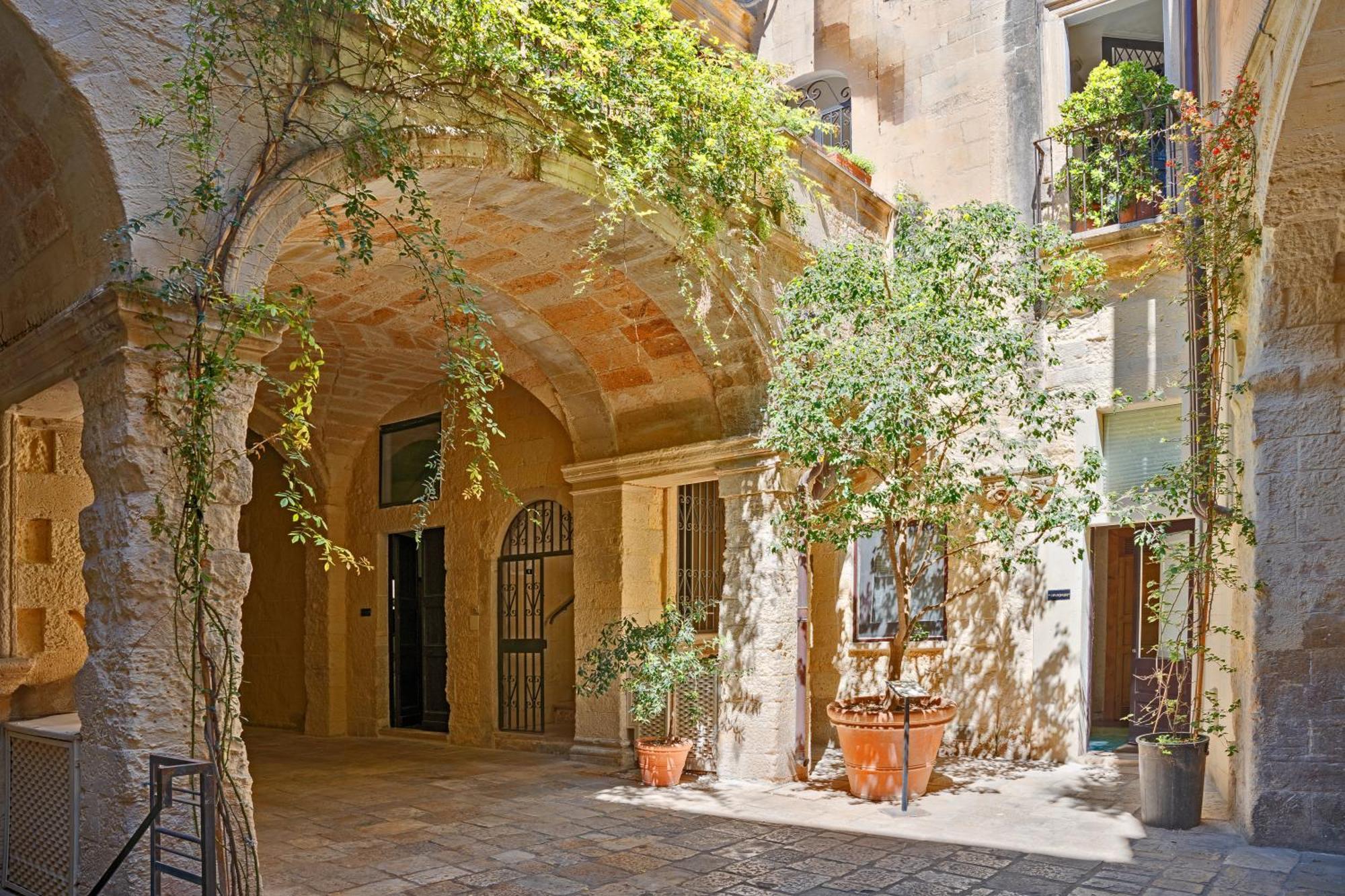 Bed and Breakfast Palazzo Persone Dimora Storica Лечче Екстер'єр фото